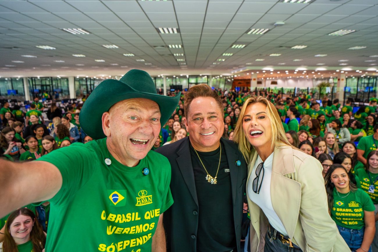 Trio de famosos na Havan Selfie mostra Luciano Hang à esquerda, Leonardo no centro e Poliana à direita. Ao fundo, colaboradores da Havan