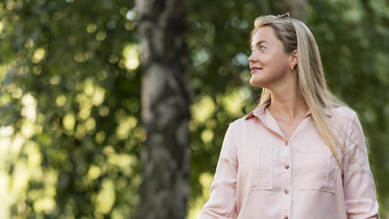 Mulher andando em um parque 