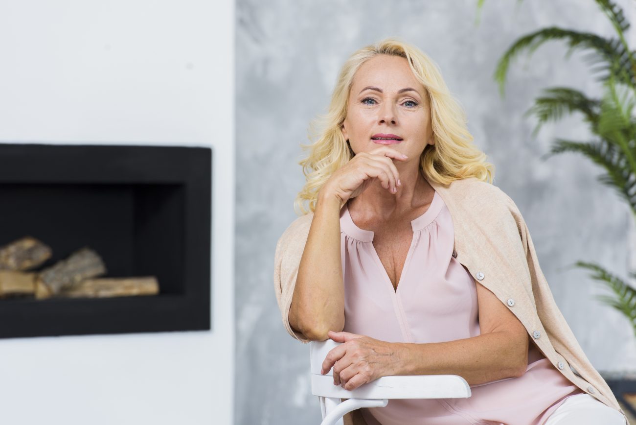 Mulher madura chique posando para foto 