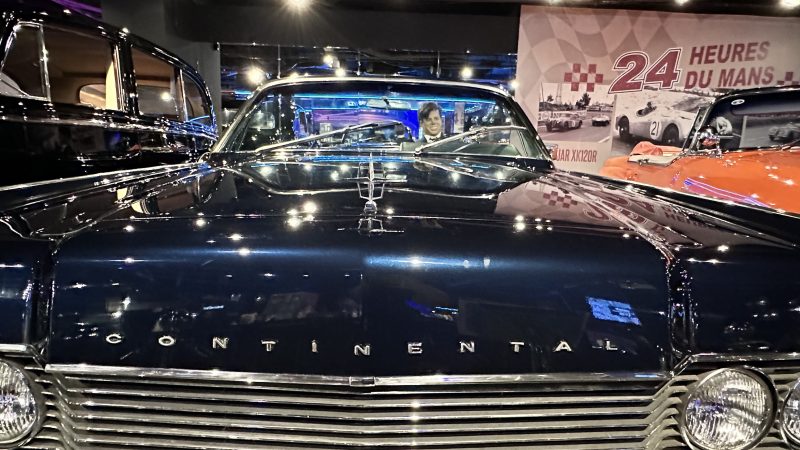 Imagem mostra frente do Lincoln Continental azul escuro, um dos 5 carros clássicos mais velozes do museu