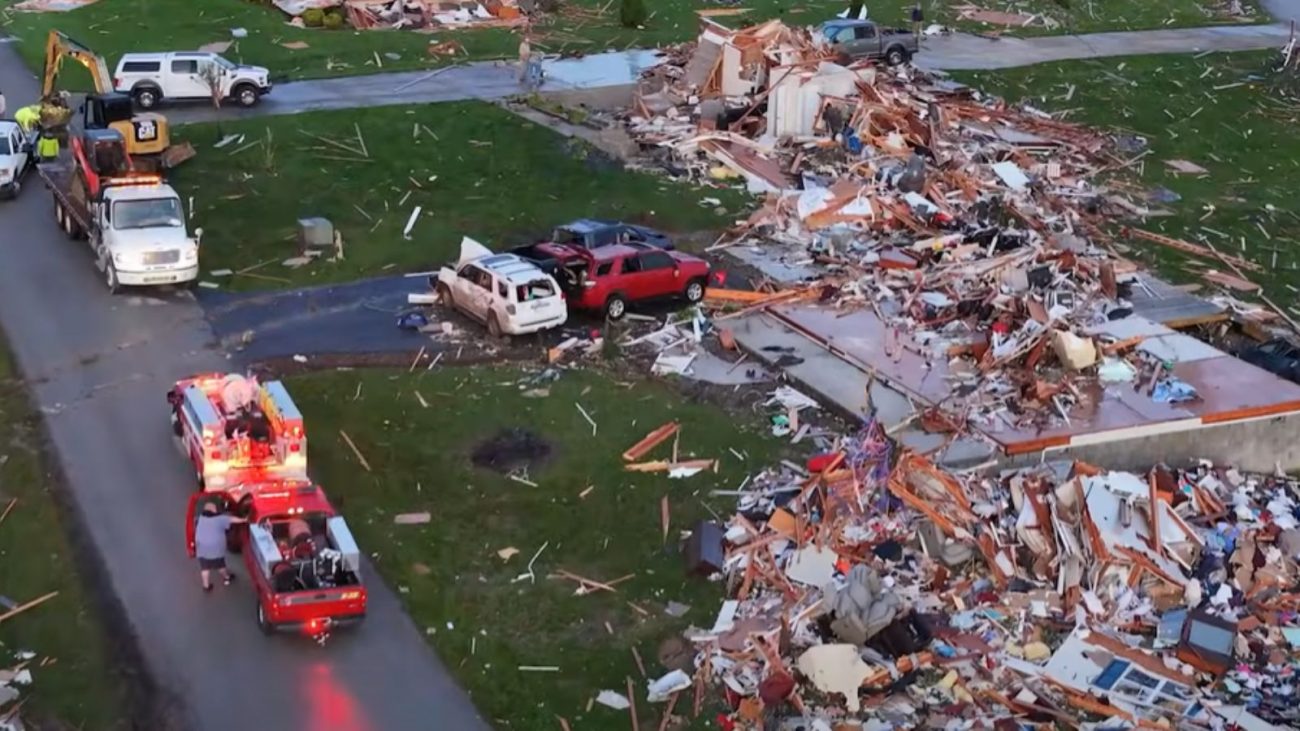 Cidade atingida pelo tornado Imagem mostra uma casa na cidade de London, em Kentucky, destruída pelo tornado que atingiu os EUA. Na foto aparecem os escombros do que sobrou da casa, com alguns carros em volta.