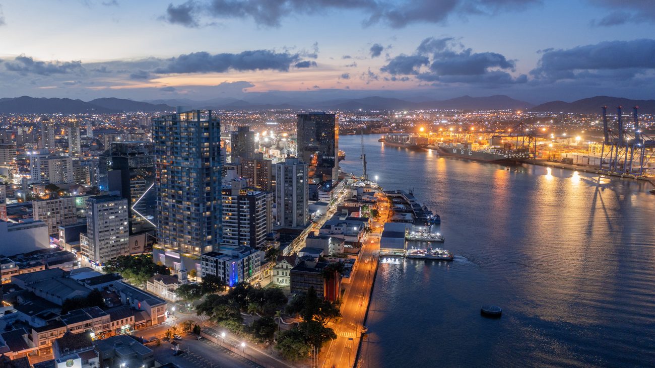 Foto mostra cidade de Itajaí vista do alto