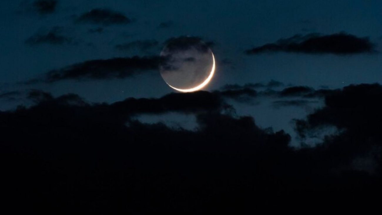 Céu escuro com lua minguante