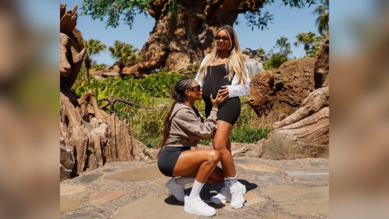 Ludmilla beijando barriga de Bruna Imagem de Ludmilla beijando barriga de Bruna