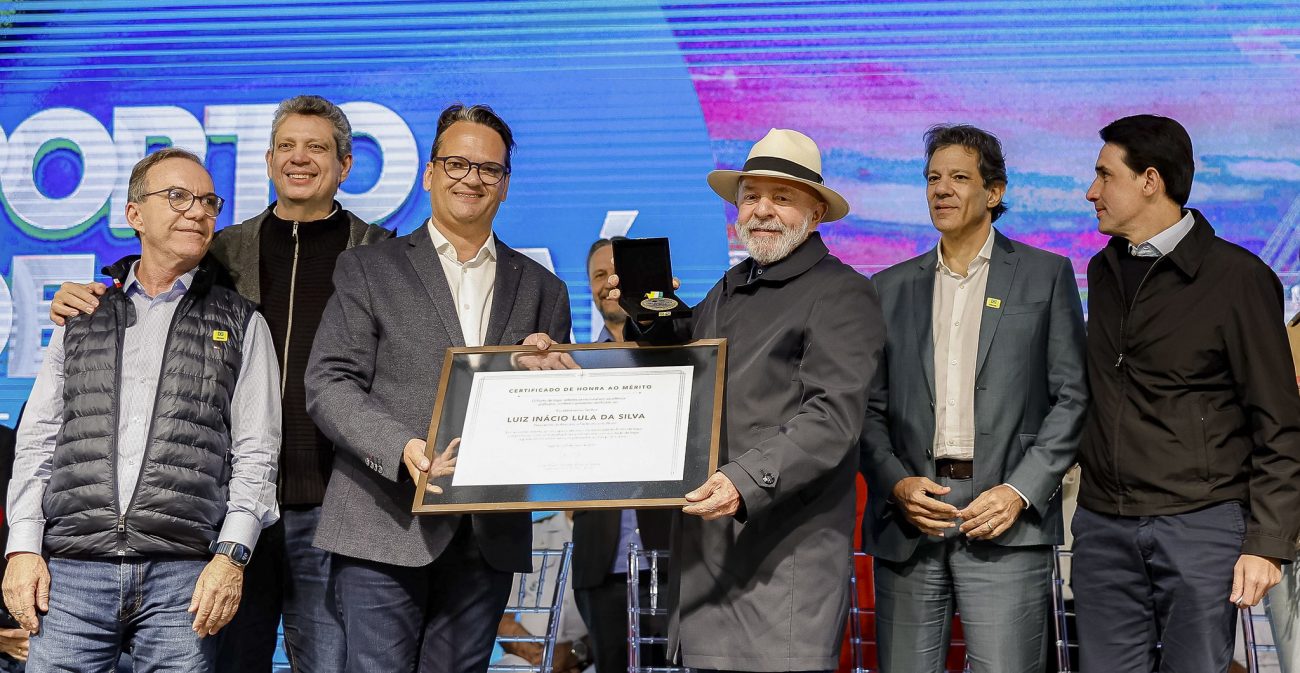 Placa com medida provisória sobre o Porto de Itajaí