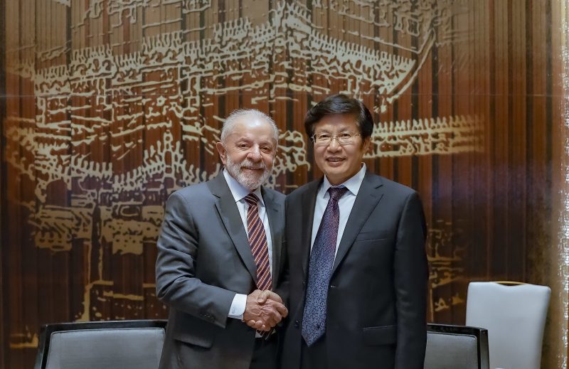 Luiz Inácio Lula da Silva em encontro com Gao Yunlong, vice-presidente da Conferência Consultiva Política do Povo Chinês