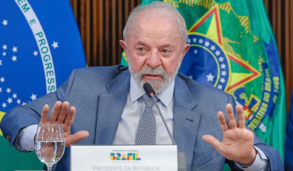 Lula Lula em frente a bandeiras brasileiras