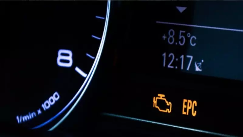 na foto aparece uma luz no motor que importante para verificação de um problema na foto aparece uma luz no motor que importante para verificação de um problema
