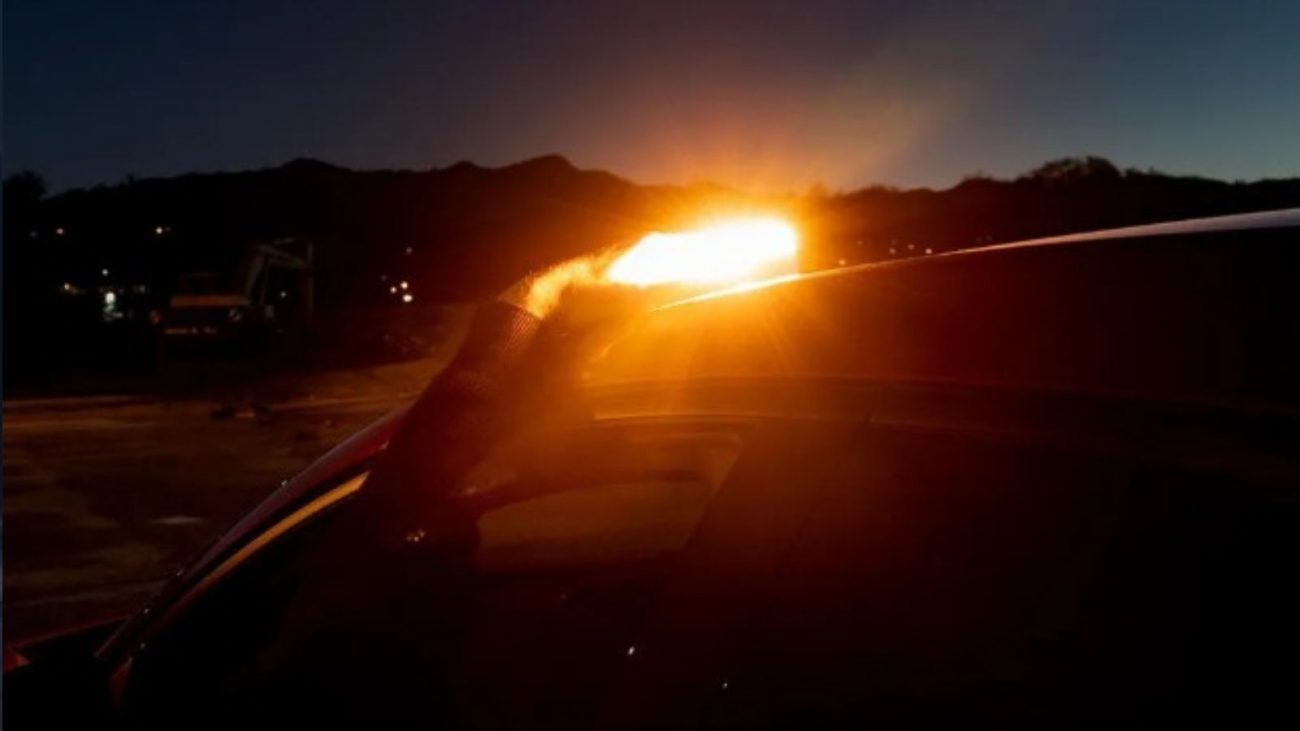 na foto aparece um carro com um luz laranja no alto que vai substituir o triângulo de sinalização