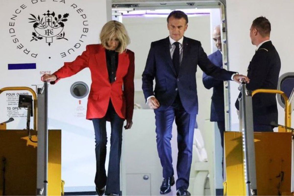 Brigitte e Emmanuel Macron desembarcam em Hanói, no Vietnã
