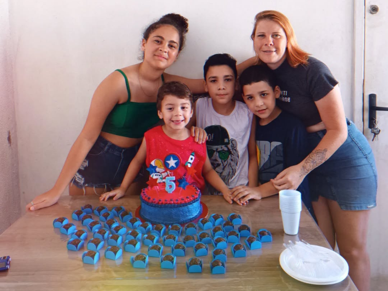 Mãe de filhos autistas Mãe de filhos autistas cria podcast em SC: 'transformei silêncio em voz'
