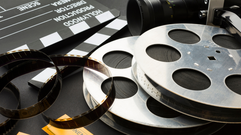 Filme A imagem mostra uma claquete, rolos de filmes e uma câmera — materiais utilizados para gravar o filme mais caro da história do cinema