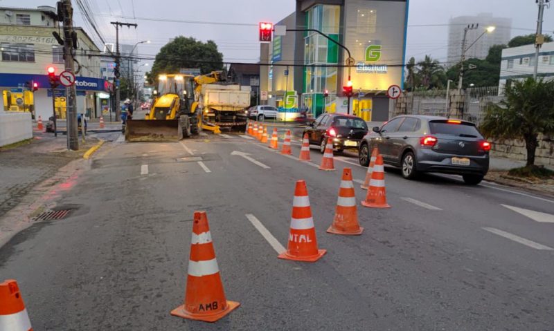 Sondagem na rede de água interdita vias em Joinville