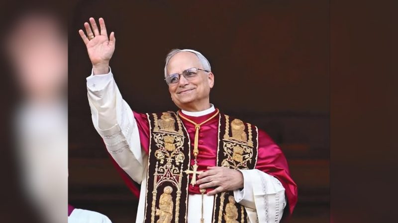 Papa Leão XIV Imagem de Papa Leão XIV dando tchau com roupas papais