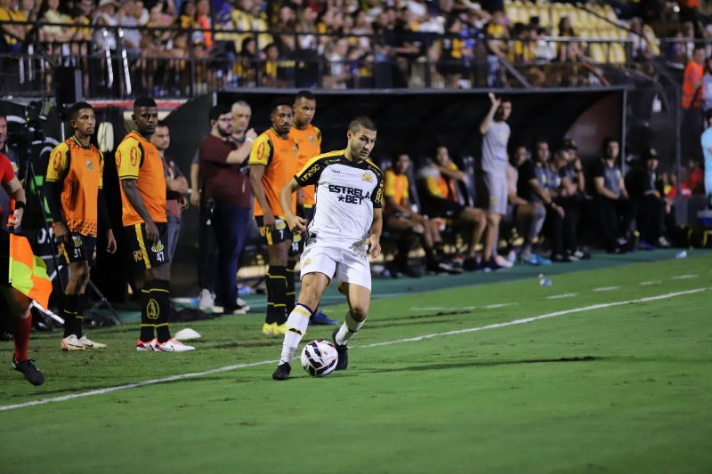 Lateral do Criciúma em ação pela Série B