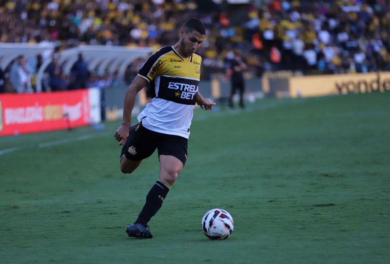 Lateral Marcinho em ação no Estádio Heriberto Hülse