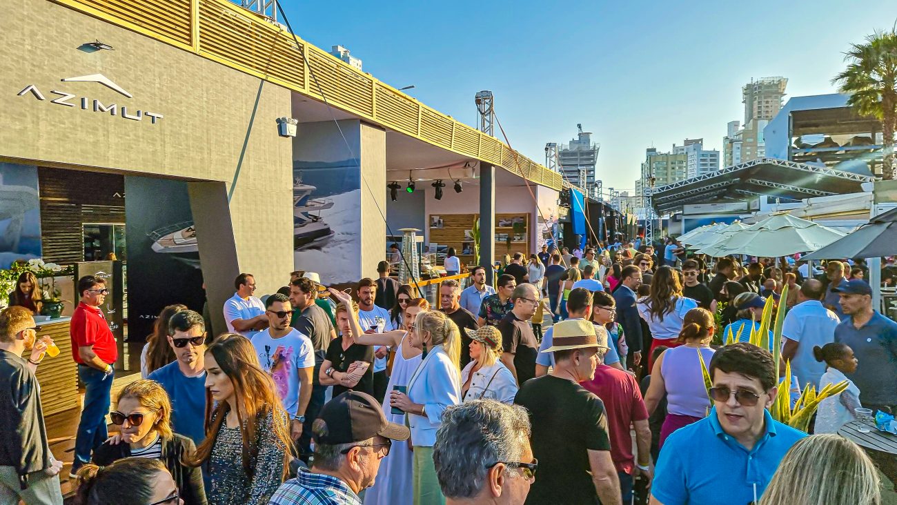 Foto mostra pessoas caminhando na edição passada do evento