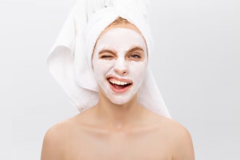 Máscara Mulher com máscara facial caseira