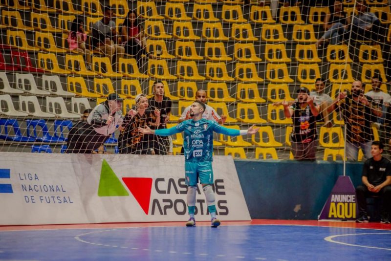 Com dois do goleiro Matheus, JEC Futsal vence o Umuarama e mantém liderança da Liga Nacional Com dois do goleiro Matheus, JEC Futsal vence o Umuarama e mantém liderança da Liga Nacional