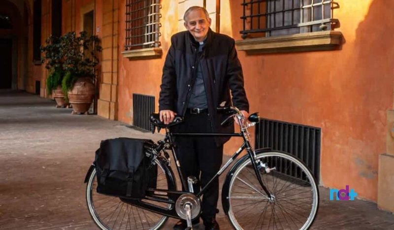 Cardeal Matteo Zuppi segurando sua bicicleta Matteo Zuppi, o 'cardeal ciclista' é um dos favoritos ao conclave