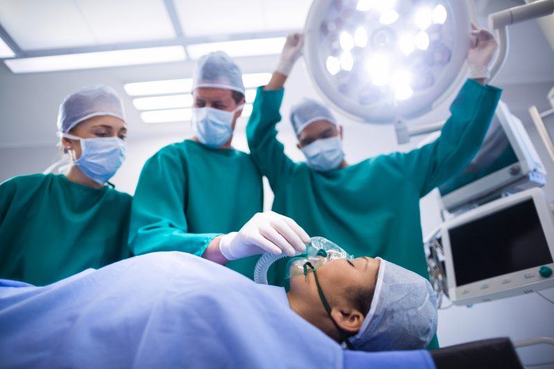 Médicos no centro cirúrgico Médicos no centro cirúrgico