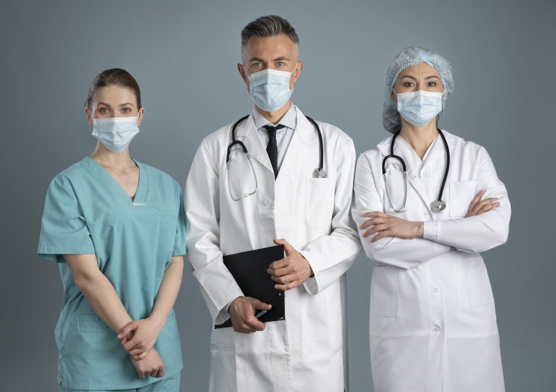 Médicos Médicos posando para uma foto em equipe