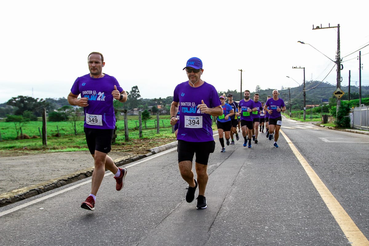 Foto de corredores durante a última edição da Meia Maratona de Aniversário de Itajaí