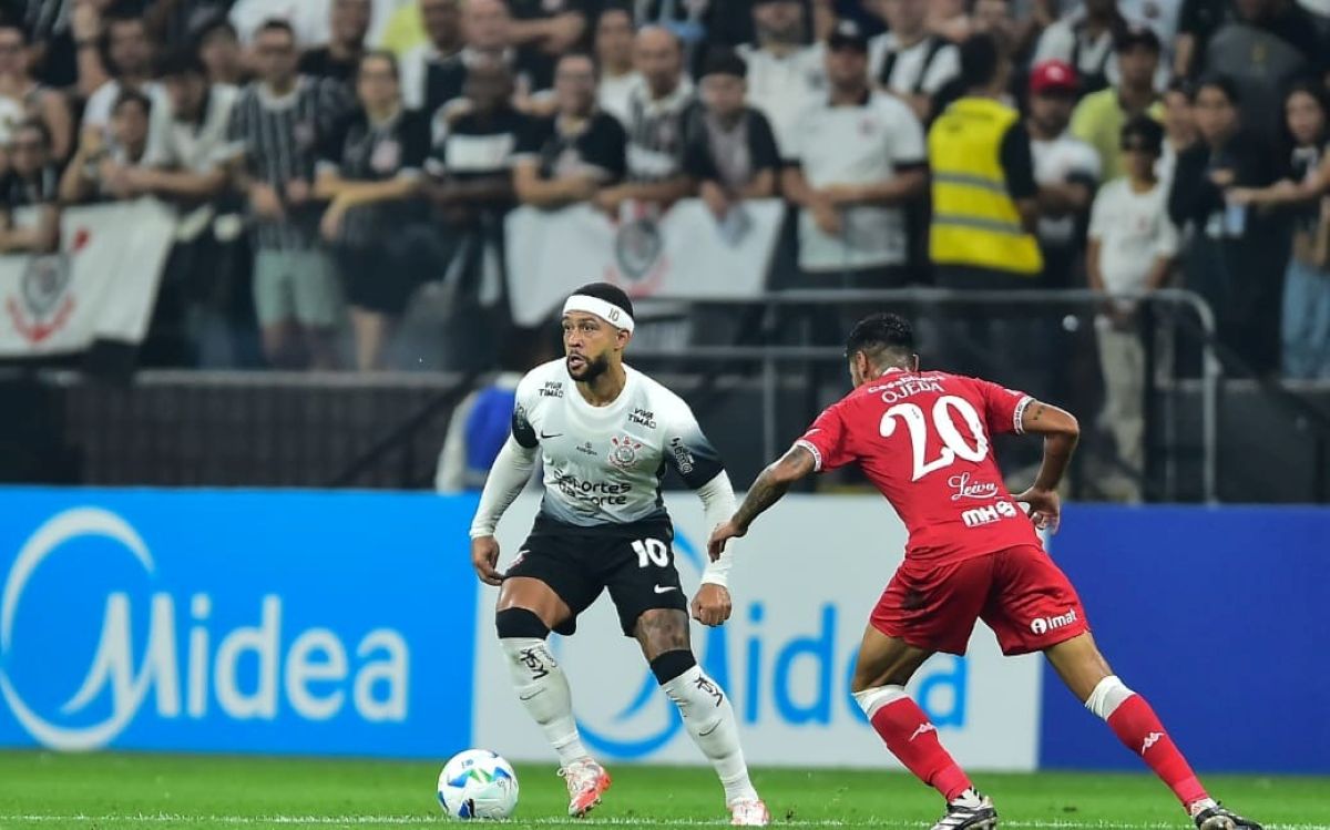 Memphis Depay deve ser titular no confronto desta terça-feira (27) - Foto:  Reprodução/Corinthians - Reprodução/Meu Timão/ND