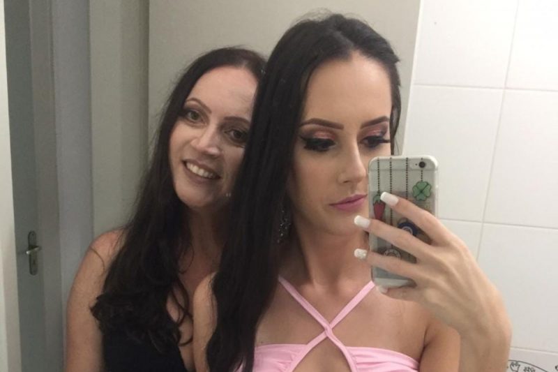Mãe e filha vítima de feminicídio em SC Mikaella Sagás ao lado da mãe, Andréia da Silva