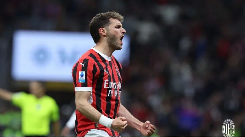 Santiago Giménez comemorando um de seus dois gols na vitória do Milan sobre o Bologna por 3 a 1 pela rodada do fim de semana do Campeonato Italiano