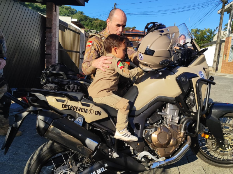Mini-fã da PM VÍDEO: Mini-fã da PM comemora 3 anos com surpresa emocionante da Rocam em Blumenau
