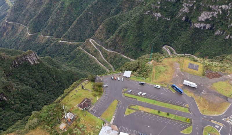 Foto mostra atual estrutura do Mirante da Serra do Rio do Rastro, com serra abaixo