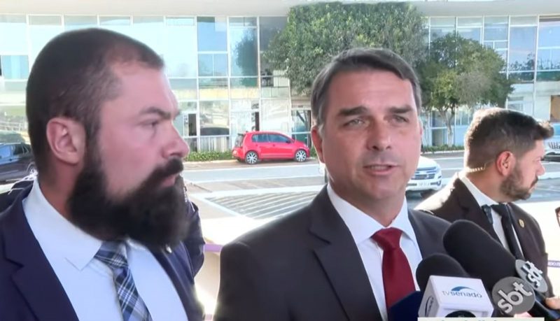 Flávio Bolsonaro vai aos Estados Unidos discutir segurança pública