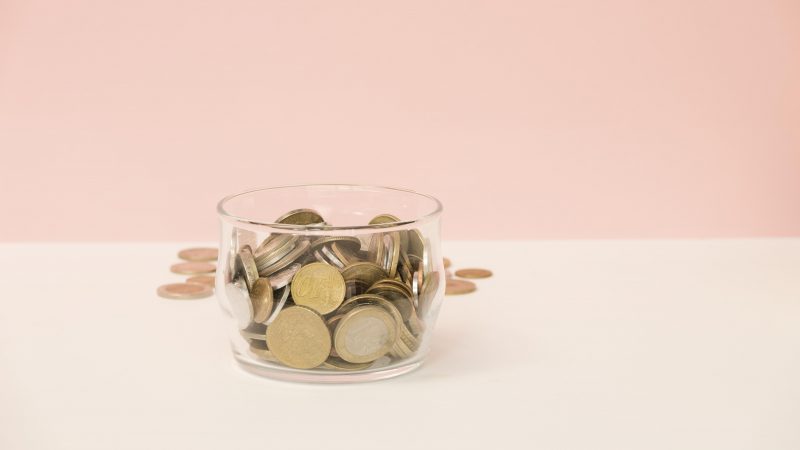 Pote com várias moedas Pote com várias moedas dentro