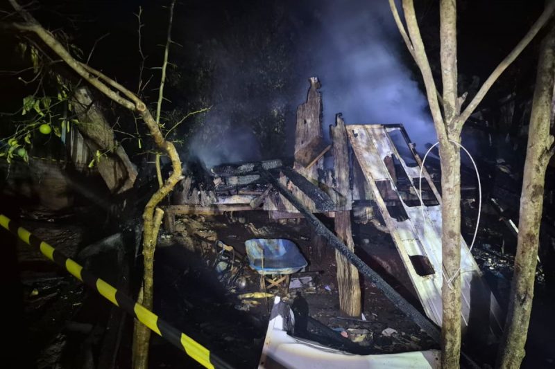 Incêndio criminoso: morador escapa após casa ser destruída por invasor em SC Incêndio criminoso: morador escapa após casa ser destruída por invasor em SC