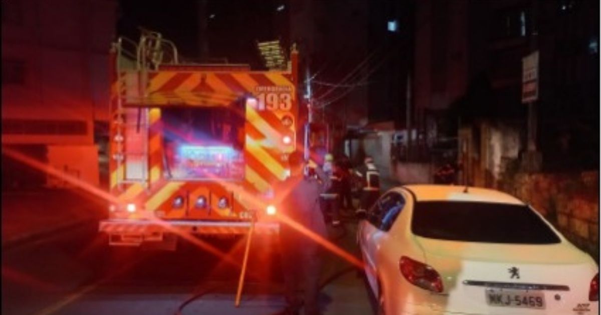 Imagem do caminhão dos bombeiros para fazer referência ao título da matéria que é: Casal é preso por incendiar residência no Sul de SC