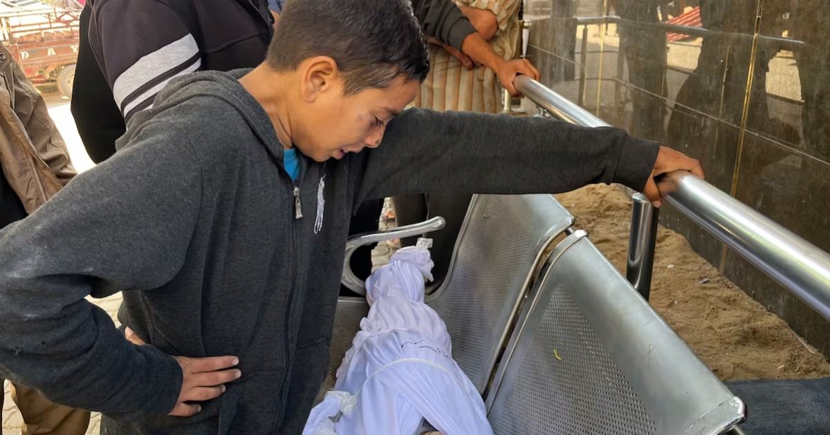 Guerra entre Palestina e Israel Imagem de um menino chorando sobre uma menina, para fazer referência a todas as pessoas mortas na guerra entre Palestina e israel