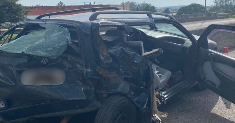 Carro atingido em acidente Imagem de carro que foi atingido durante acidente na BR-101