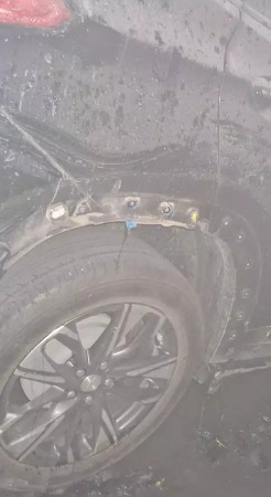 Carro estacionado ao lado foi danificado com o calor – Foto: Divulga&ccedil;&atilde;o/ND