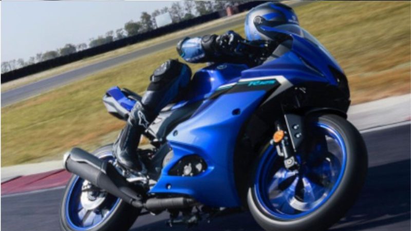 na foto aparece a Yamaha YZF-R125 que é uma das motocicletas mais rápidas na foto aparece a Yamaha YZF-R125 que é uma das motocicletas mais rápidas