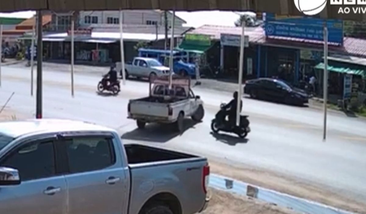 Motociclista dá mortal e cai sentado na caçamba de caminhonete em acidente na Tailândia Motociclista dá mortal e cai sentado na caçamba de caminhonete em acidente na Tailândia