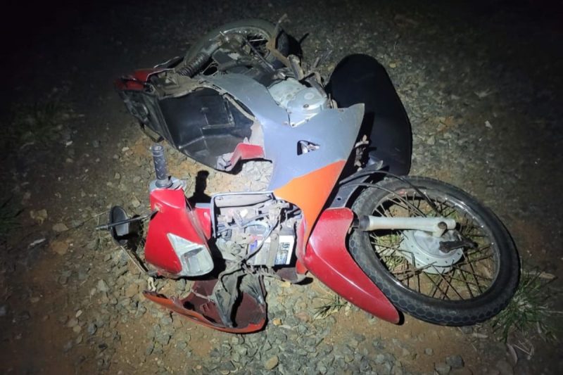 motocicleta caída após motociclista ficar ferido e motorista preso por motivo inesperado motocicleta caída após motociclista ficar ferido e motorista preso por motivo inesperado