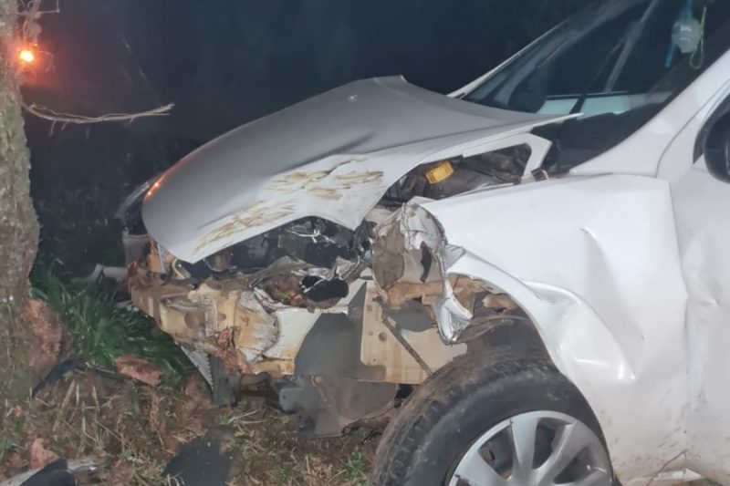 carro com a frente quebrada após acidente na SC-154 carro com a frente quebrada após acidente na SC-154