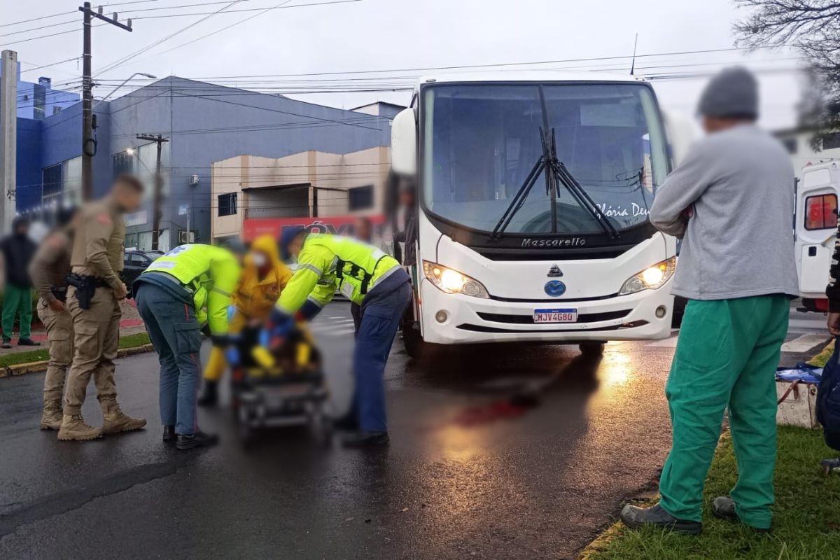 Mulher é atropelada por ônibus ao atravessar avenida em Chapecó