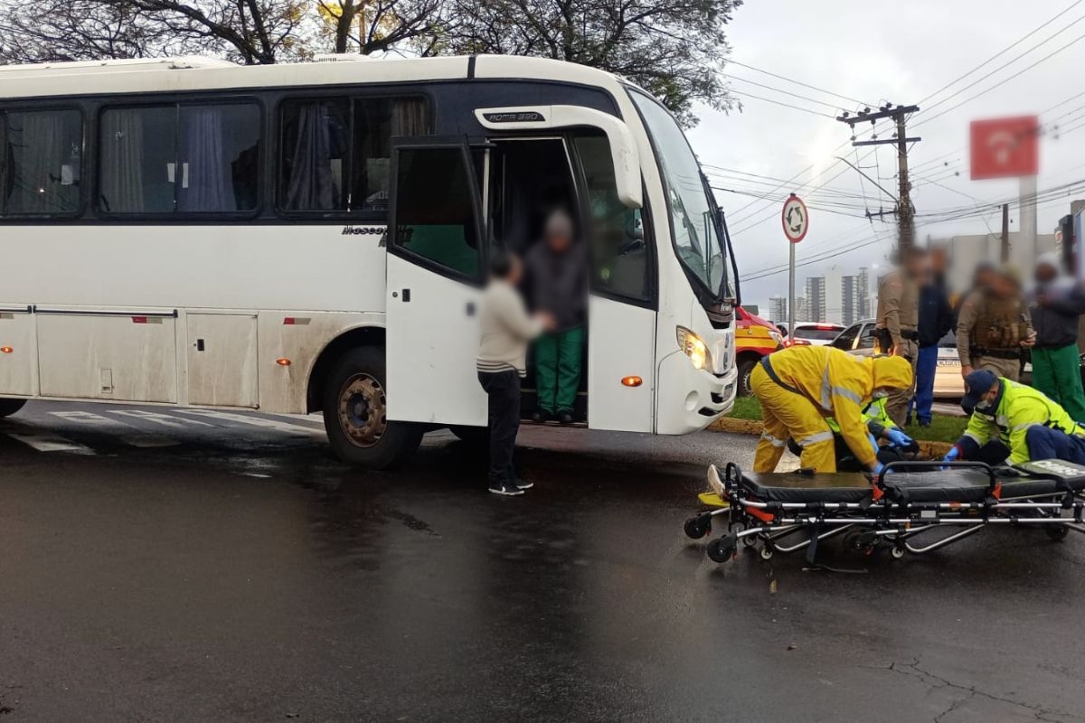 Mulher foi atropelada na manh&atilde; desta quinta-feira (29). – Foto: Diego Antunes/ND