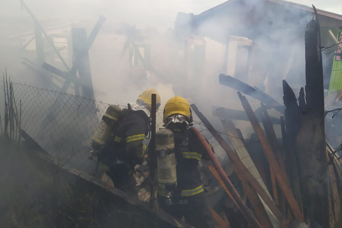 queimaduras de segundo grau após incêndio Mulher sofre queimaduras de segundo grau após incêndio em Xaxim; testemunha cita crianças brincando com fogo