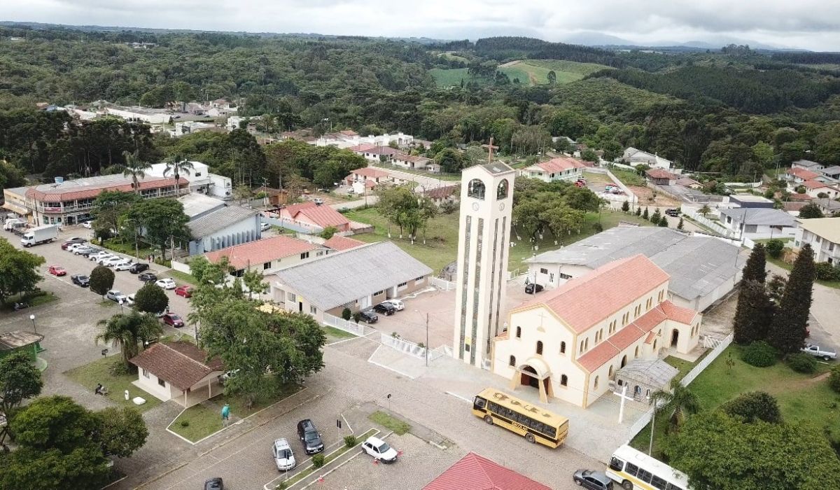 Foto aérea do município de Tijucas, onde a prefeitura propõe aumento do salário de vereadores