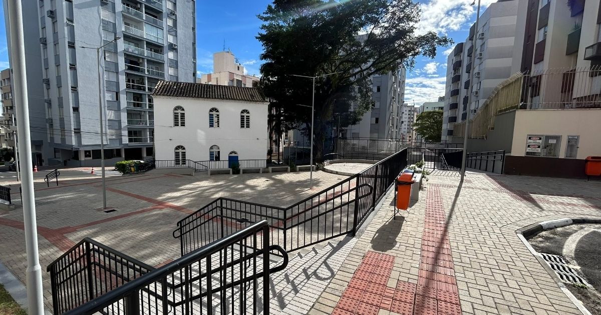 Praça Abelle Colle Praça Abelle Colle após revitalização
