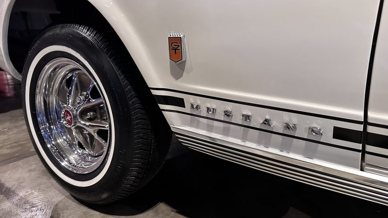 Imagem mostra lateral de um Mustang, um dos 5 carros clássicos mais velozes do museu