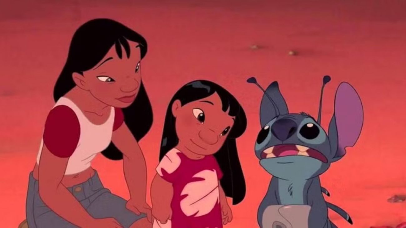 Nani, Lilo e Stitch Imagem mostra uma cena do filme Lilo & Stitch onde aparecem Nani, Lilo e Stitch.